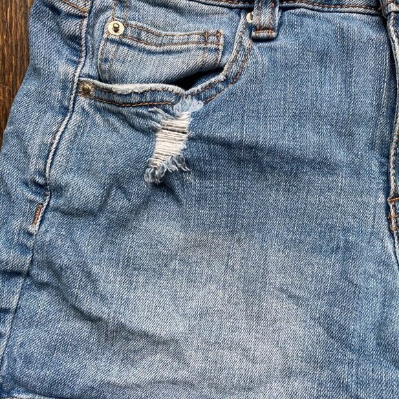 PULL&BEAR  SLIGHTLY DISTRESSED DENIM SHORTS SIZE 34 - Picture 2 of 6